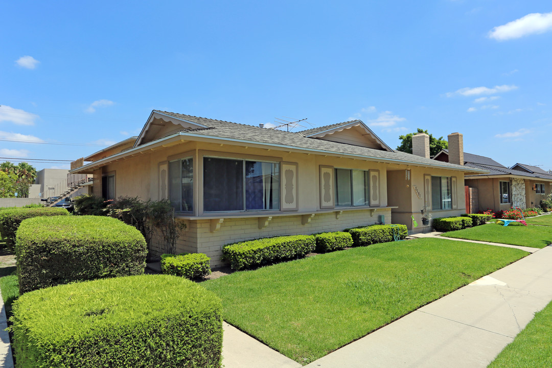 7591 Volga Dr in Huntington Beach, CA - Building Photo