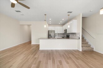 9819 Red Eagle Dr in Orlando, FL - Building Photo - Building Photo