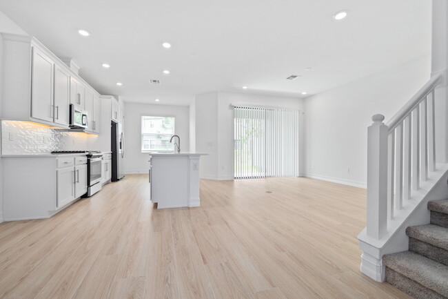 4636 Almada Ln in Wesley Chapel, FL - Building Photo - Building Photo