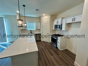 6611 Glacier Bay St in Bakersfield, CA - Building Photo - Building Photo