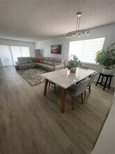 370 Racquet Club Rd in Weston, FL - Building Photo - Building Photo