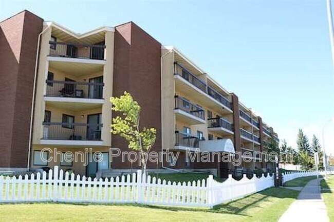 10511-10519 19 Ave NW in Edmonton, AB - Building Photo - Building Photo