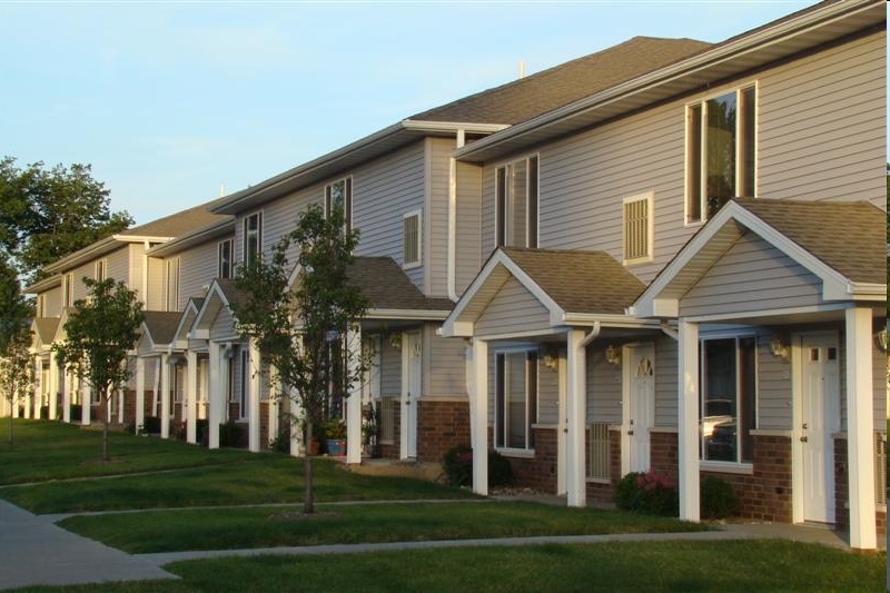 Cobblestone Apartments in Muscatine, IA - Building Photo