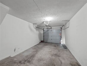 2 Bed / 2 Bath Sterling Heights Townhome - Awesome Home, even Better Location in Sterling Heights, MI - Foto de edificio - Building Photo