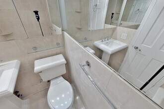 279 E 10th St, Unit 7 in New York, NY - Foto de edificio - Building Photo