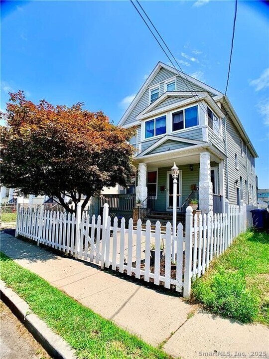 218 Hough Ave in Bridgeport, CT - Building Photo