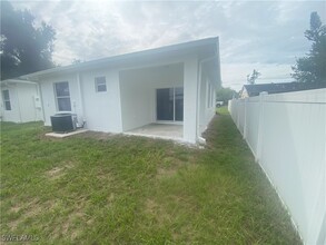 13832 First St in Ft. Myers, FL - Foto de edificio - Building Photo