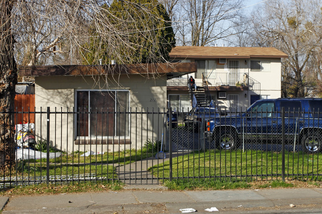 2721-2727 Oakmont St in Sacramento, CA - Foto de edificio - Building Photo