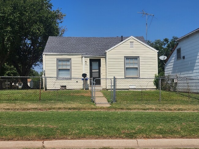 422 W Poplar Ave in Enid, OK - Building Photo - Building Photo