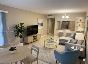 2316 S Cypress Bend Dr, Unit 102 in Pompano Beach, FL - Building Photo - Building Photo