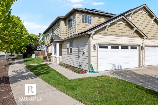 2374 Dahlia Way in Medford, OR - Building Photo - Building Photo