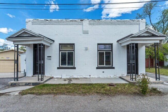 720 W Jackson Ave