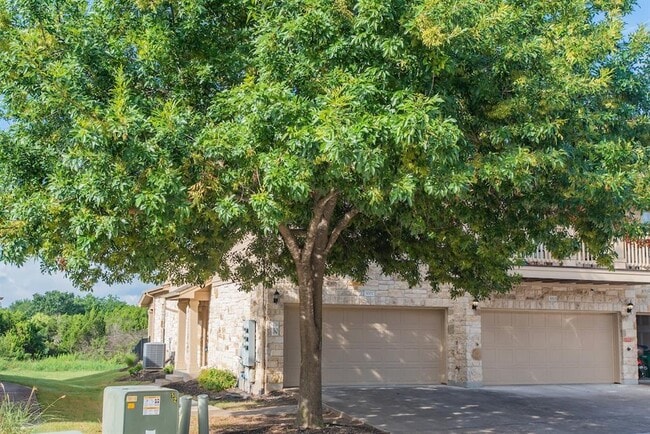 9201 Brodie Ln in Austin, TX - Building Photo - Building Photo