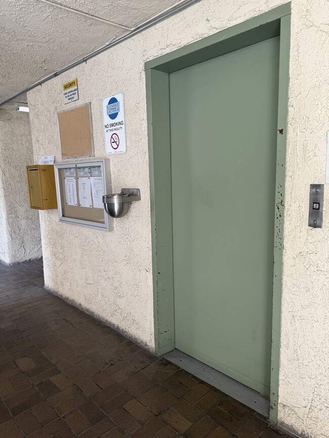 409 Burchett St, Unit 110 in Glendale, CA - Building Photo - Building Photo