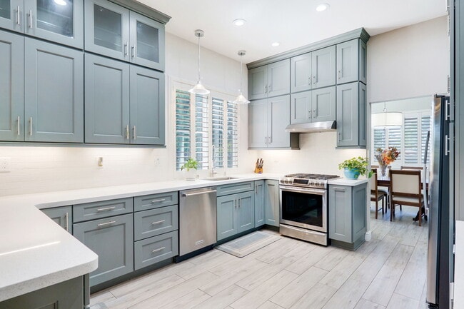 1369 Palmerston Loop