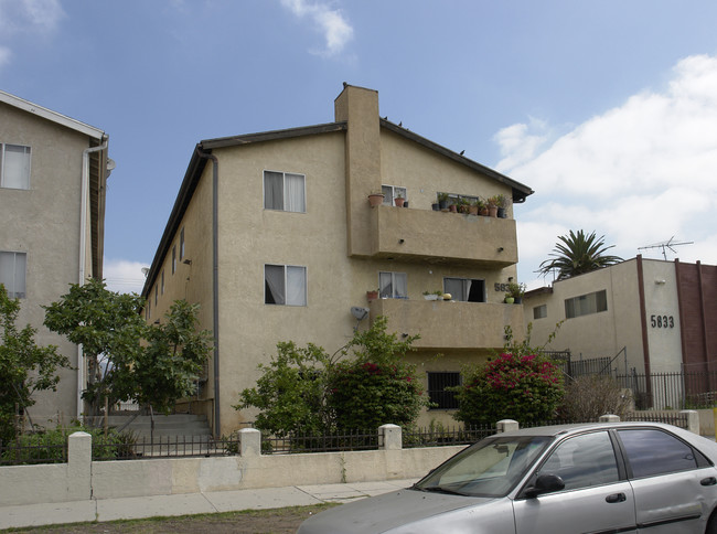 5837 Camerford Ave in Los Angeles, CA - Building Photo - Building Photo