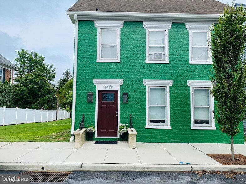 148 N Carlisle St in Greencastle, PA - Building Photo