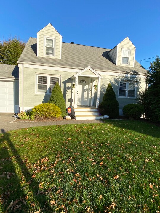 4070 Madison Ave in Bridgeport, CT - Building Photo