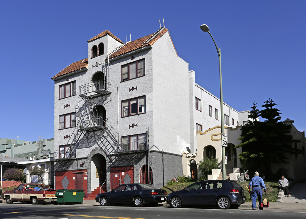 5452 Bancroft Ave in Oakland, CA - Foto de edificio