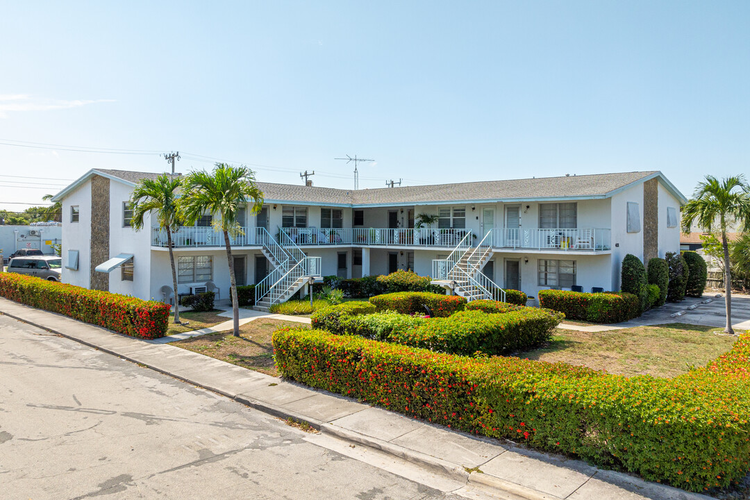 Hovianna Apartments Condominiums in Lake Worth, FL - Foto de edificio