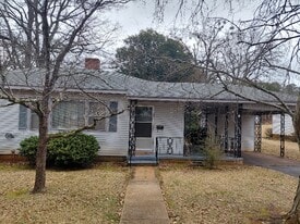 708 Glenwood Rd in Talladega, AL - Building Photo
