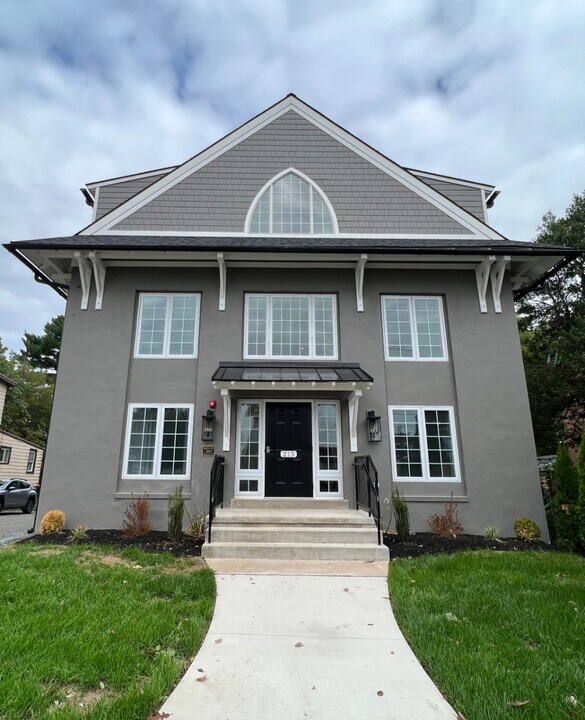 215 E Linden St, Unit Unit 4 in Kennett Square, PA - Building Photo