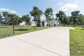 159 La Fortuna Dr in Del Valle, TX - Building Photo - Building Photo