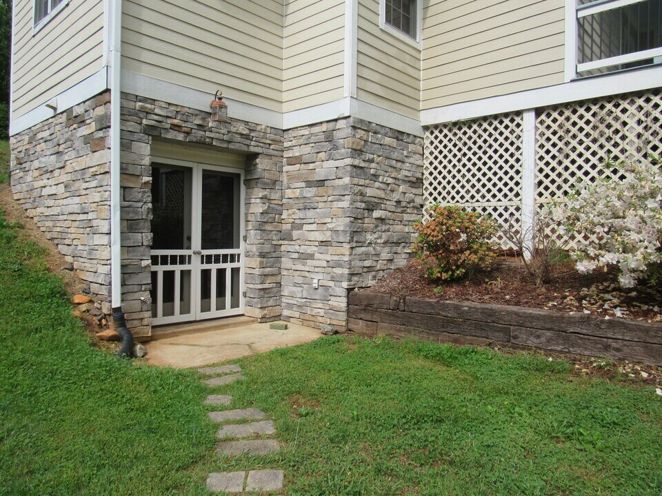 144 S Wayehutta Rd in Cullowhee, NC - Foto de edificio