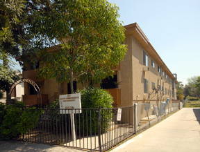 210 S Commonwealth Ave in Los Angeles, CA - Building Photo - Building Photo