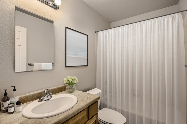 West Hill Apartments in Pueblo, CO - Foto de edificio - Building Photo