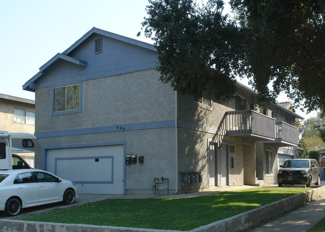 606 E 4th St in Corona, CA - Foto de edificio - Building Photo