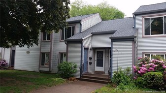32 Candlewood Dr in South Windsor, CT - Building Photo