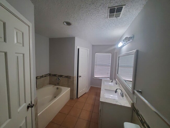 7729 Ridge Mist Dr in San Antonio, TX - Foto de edificio - Building Photo