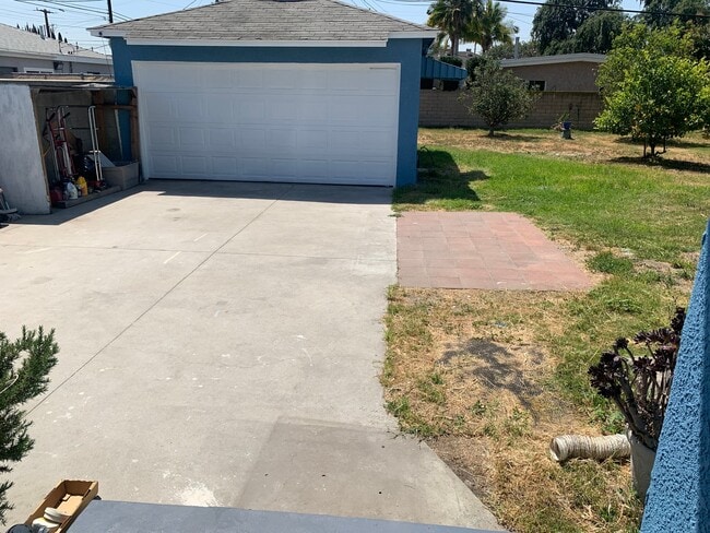 9350 Flower St in Bellflower, CA - Building Photo - Building Photo