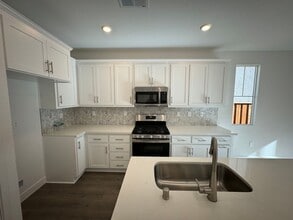 412 Mystic Ln in Pittsburg, CA - Building Photo - Building Photo