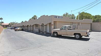 Tropicana Valley Townhomes in Las Vegas, NV - Foto de edificio - Building Photo