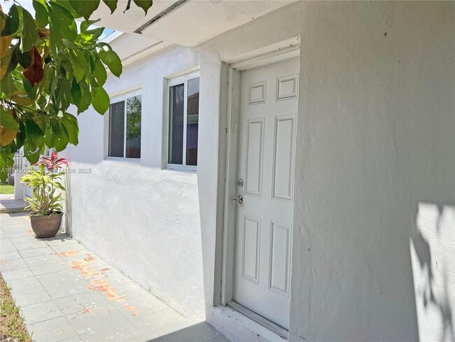 1557 NW 66th St in Miami, FL - Building Photo - Building Photo