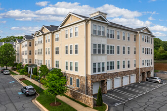 Lakeland Ridge Condominiums in Gaithersburg, MD - Foto de edificio - Building Photo