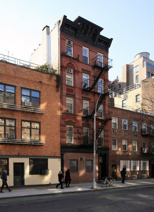 70 Carmine St in New York, NY - Building Photo