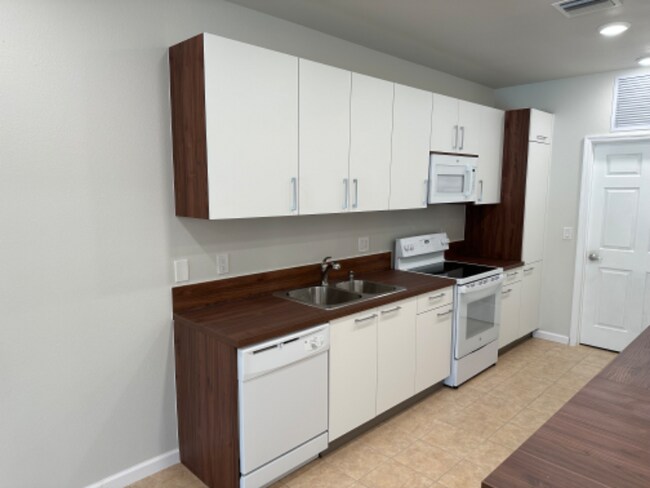 7414 SW 10th Ct in North Lauderdale, FL - Foto de edificio - Building Photo