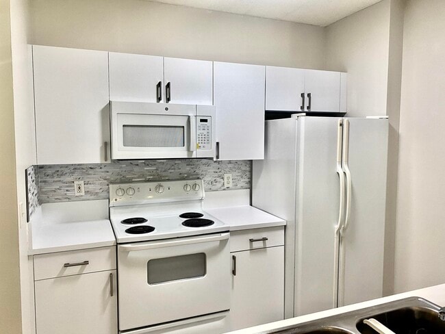 property at 630 S Sapodilla Ave