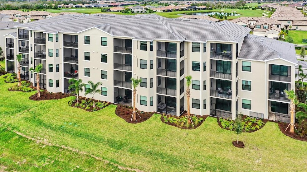18114 Gawthrop Dr, Unit 201 in Bradenton, FL - Building Photo