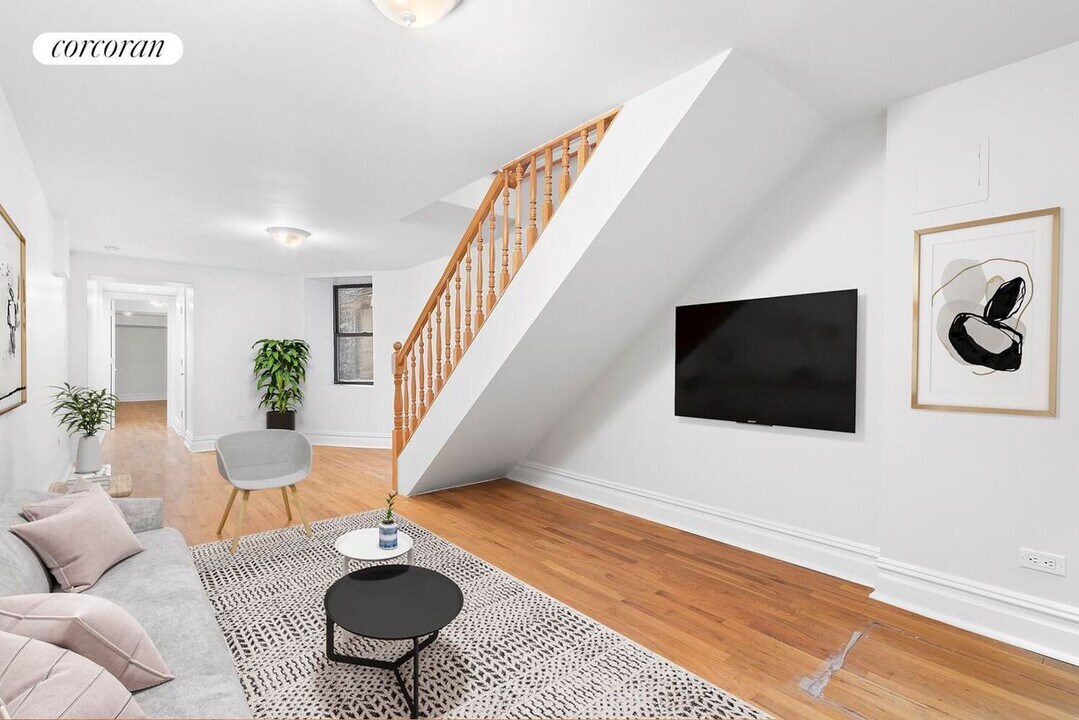 11 1/2 W 84th St in New York, NY - Building Photo