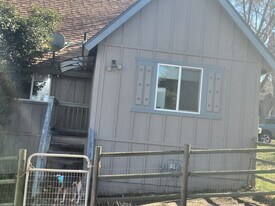 26801 Columbia Way in Tehachapi, CA - Building Photo