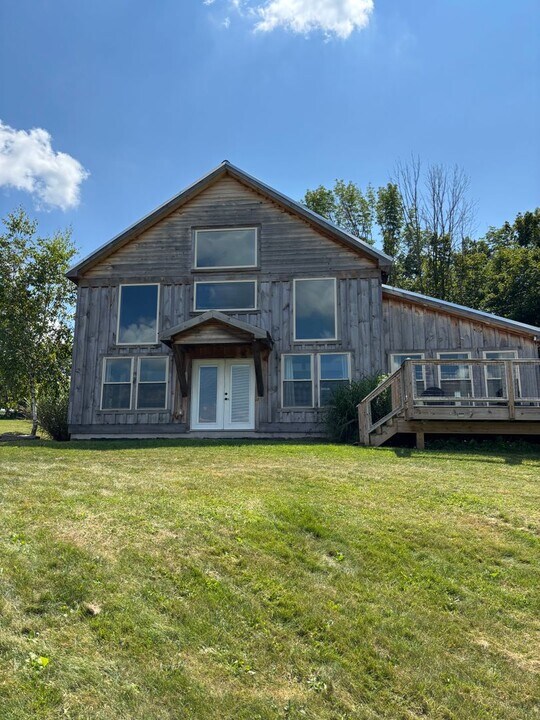 663 Sterling Rd in Sterling, PA - Building Photo
