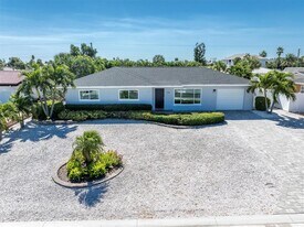 104 24th St in Belleair Beach, FL - Building Photo