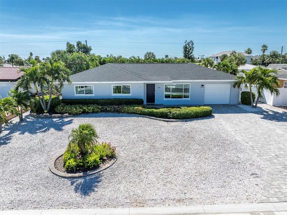 104 24th St in Belleair Beach, FL - Building Photo