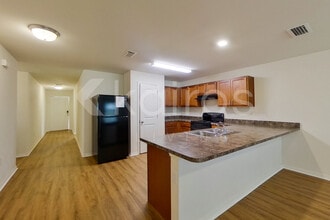 4418 NE 22nd Ave in Cape Coral, FL - Foto de edificio - Building Photo