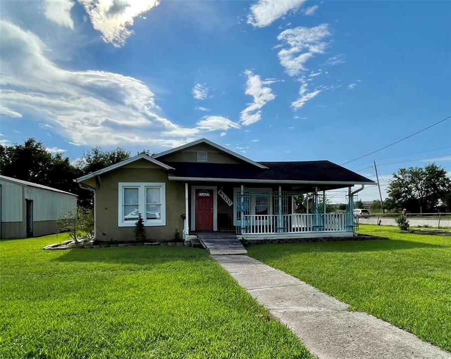 4100 Scenic Dr in Dickinson, TX - Building Photo