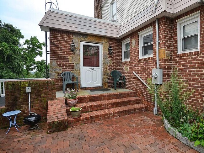 270 8th Ave-Unit -apt. 14 in Sea Cliff, NY - Building Photo - Building Photo